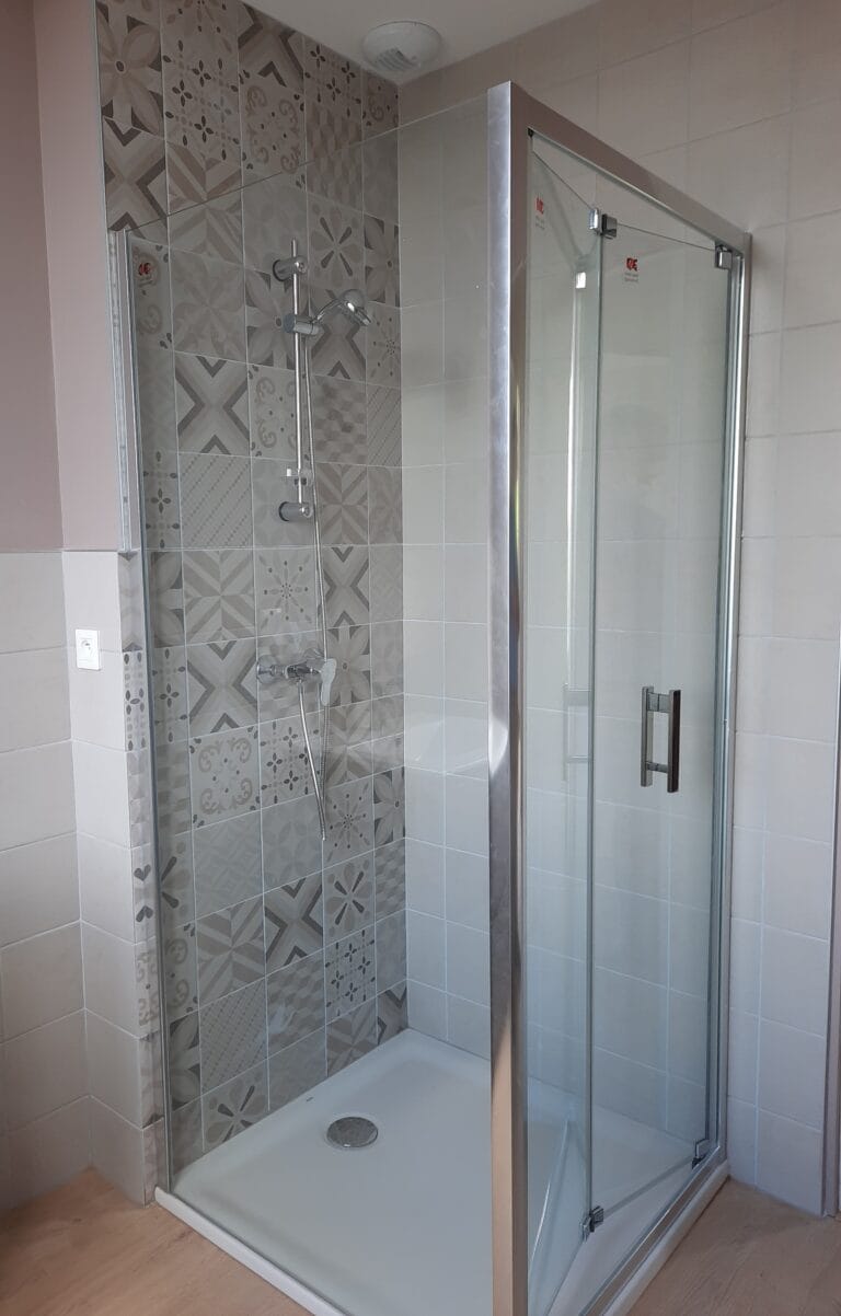 Cabine de douche posée après réfection de la plomberie et de la faïence murale