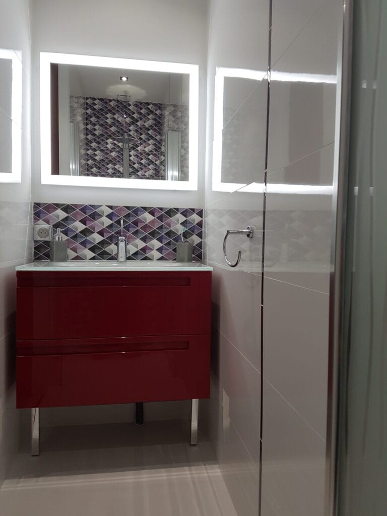 Salle de bain avec meuble vasque mosaïque et bordeaux