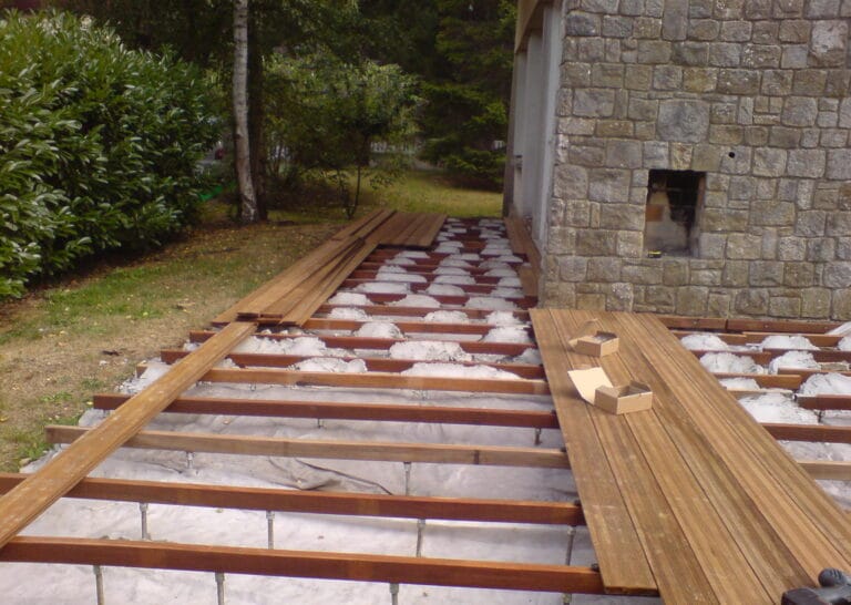 terrasse en bois sur lambourde en cours de pose