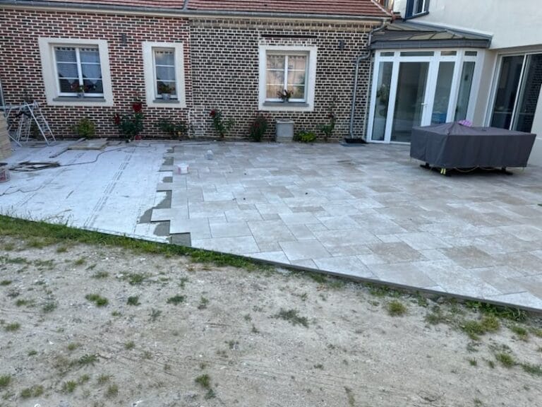 terrasse en béton avec carrelage en cours de pose